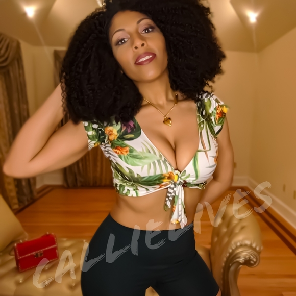 ONLY AVAILABLE INMY @callie_lives wholesale closet - Picture 6 of 9